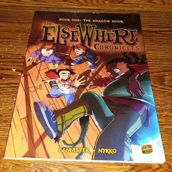 Elsewhere: The Shadow Door Trade Peperback (Graphic Universe,, 2009) - Picture 1 of 3